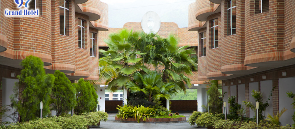 Nuestra sofisticada arquitectura en un ambiente tropical, hacen del Grand Hotel el único en su estilo en todo el estado Miranda.